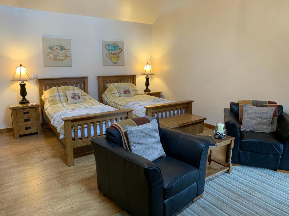 The Reindeer Retreat Buttercup Twin Hotel Kidwelly Bagian luar foto