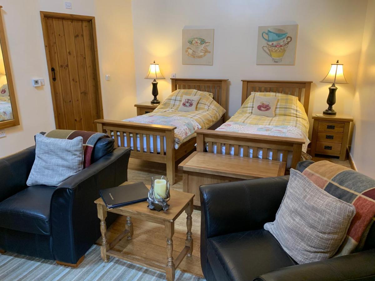 The Reindeer Retreat Buttercup Twin Hotel Kidwelly Bagian luar foto